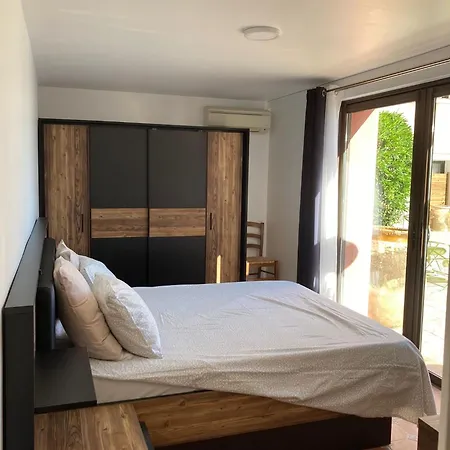 Maison Vue Avec Piscine Sur La Cote D'azur